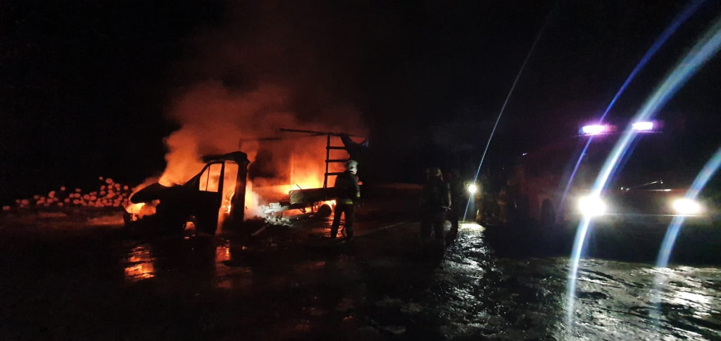 Pożar samochodu w Cisie w gminie Ruda Maleniecka [zdjęcia]