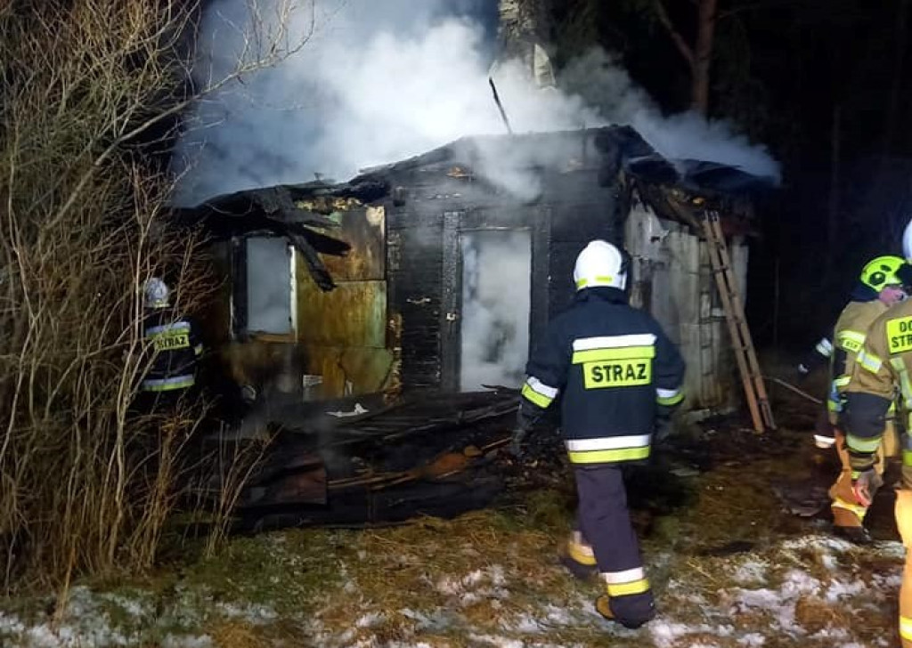 Pożar pustostanu w Młynku Nieświńskim w gminie Końskie [zdjęcia]