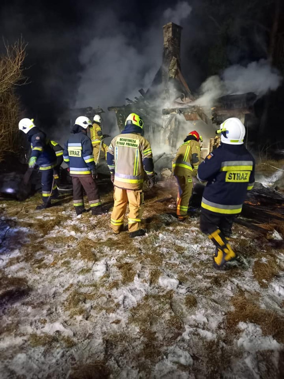 Pożar pustostanu w Młynku Nieświńskim w gminie Końskie [zdjęcia]