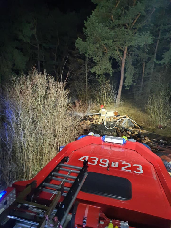 Pożar pustostanu w Młynku Nieświńskim w gminie Końskie [zdjęcia]