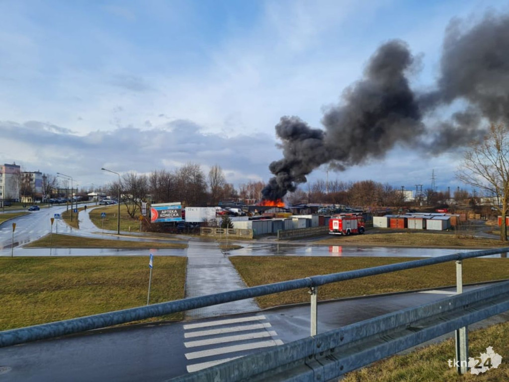 Pożar na złomowisku w Końskich [wideo, fotorelacja]
