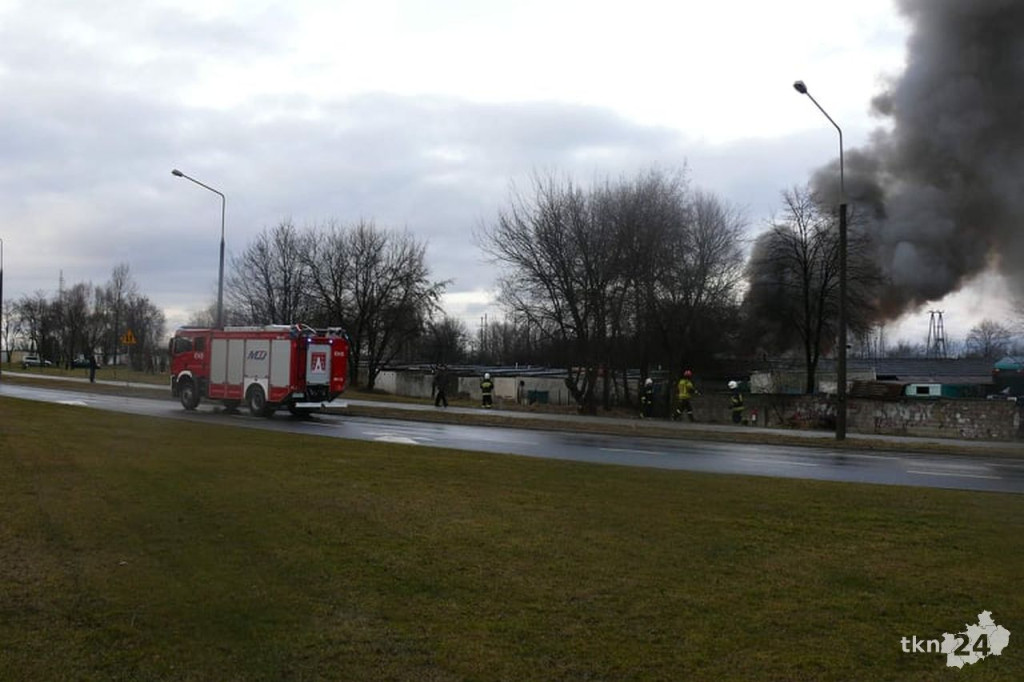 Pożar na złomowisku w Końskich [wideo, fotorelacja]