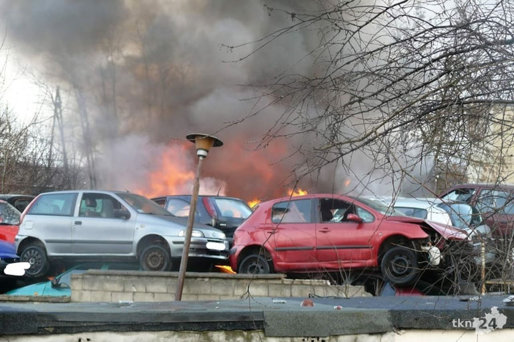 Pożar na złomowisku w Końskich [wideo, fotorelacja]