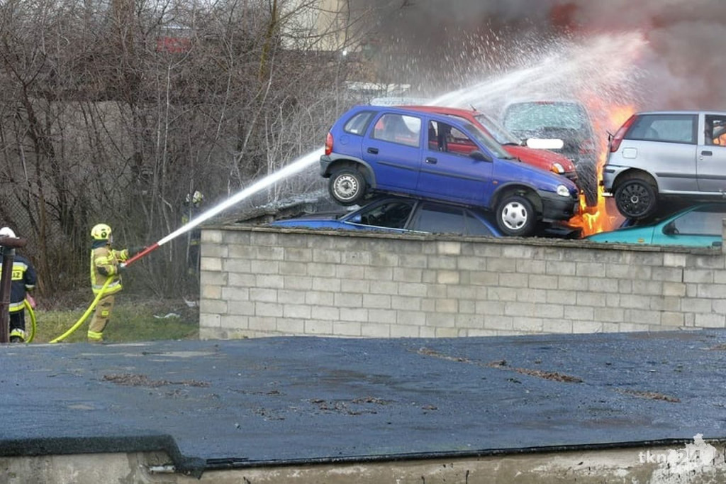 Pożar na złomowisku w Końskich [wideo, fotorelacja]