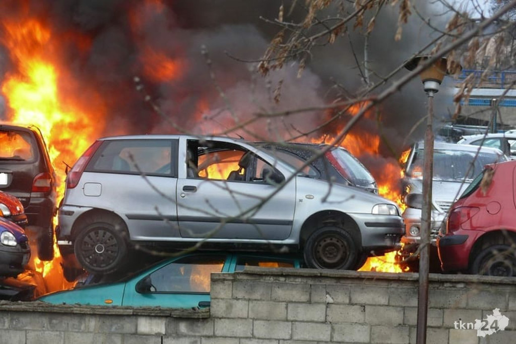 Pożar na złomowisku w Końskich [wideo, fotorelacja]