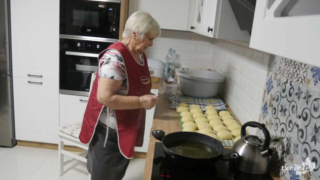 Aż 500 pączków na Tłusty Czwartek! Pani Halina ze Smykowa pokazuje jak wypieka puszyste pyszności [wideo, zdjęcia]