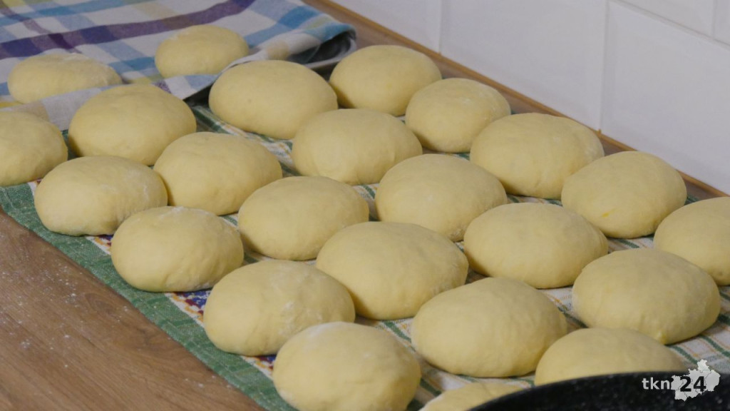 Aż 500 pączków na Tłusty Czwartek! Pani Halina ze Smykowa pokazuje jak wypieka puszyste pyszności [wideo, zdjęcia]