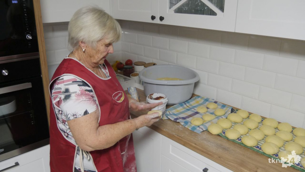 Aż 500 pączków na Tłusty Czwartek! Pani Halina ze Smykowa pokazuje jak wypieka puszyste pyszności [wideo, zdjęcia]