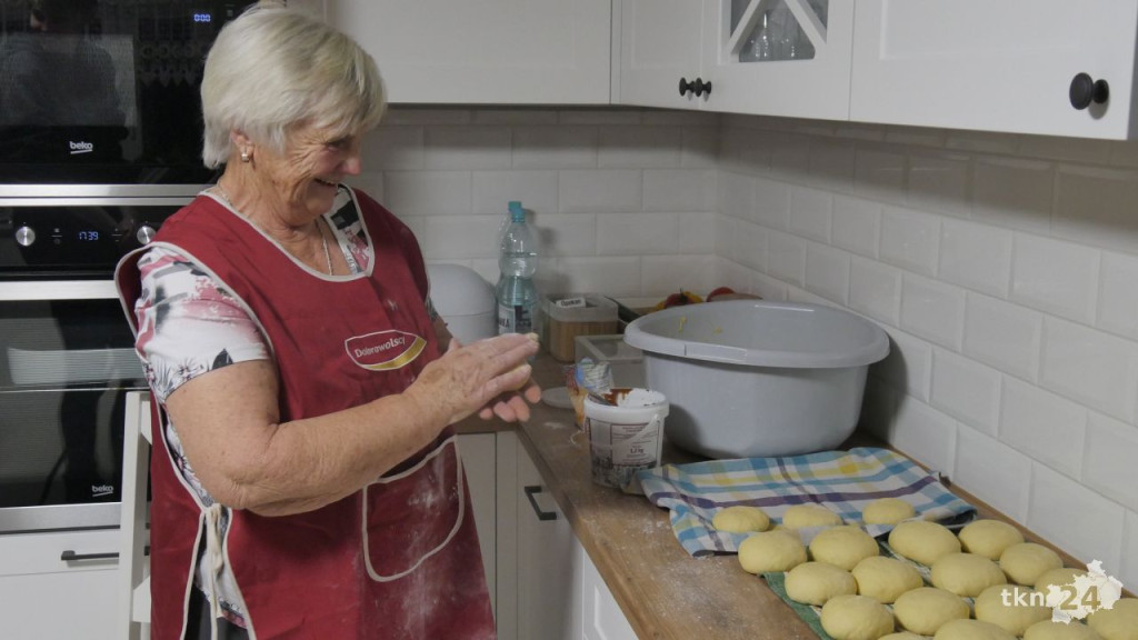 Aż 500 pączków na Tłusty Czwartek! Pani Halina ze Smykowa pokazuje jak wypieka puszyste pyszności [wideo, zdjęcia]
