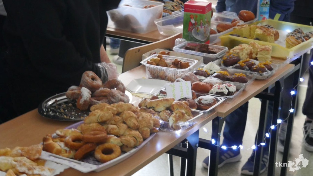 Zbierali na stypendia sprzedając słodkości. Szkolny kiermasz charytatywny w II LO w Końskich [wideo, zdjęcia]