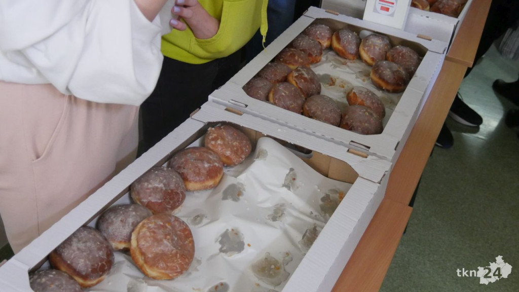 Zbierali na stypendia sprzedając słodkości. Szkolny kiermasz charytatywny w II LO w Końskich [wideo, zdjęcia]