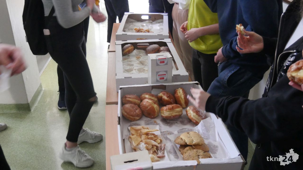 Zbierali na stypendia sprzedając słodkości. Szkolny kiermasz charytatywny w II LO w Końskich [wideo, zdjęcia]