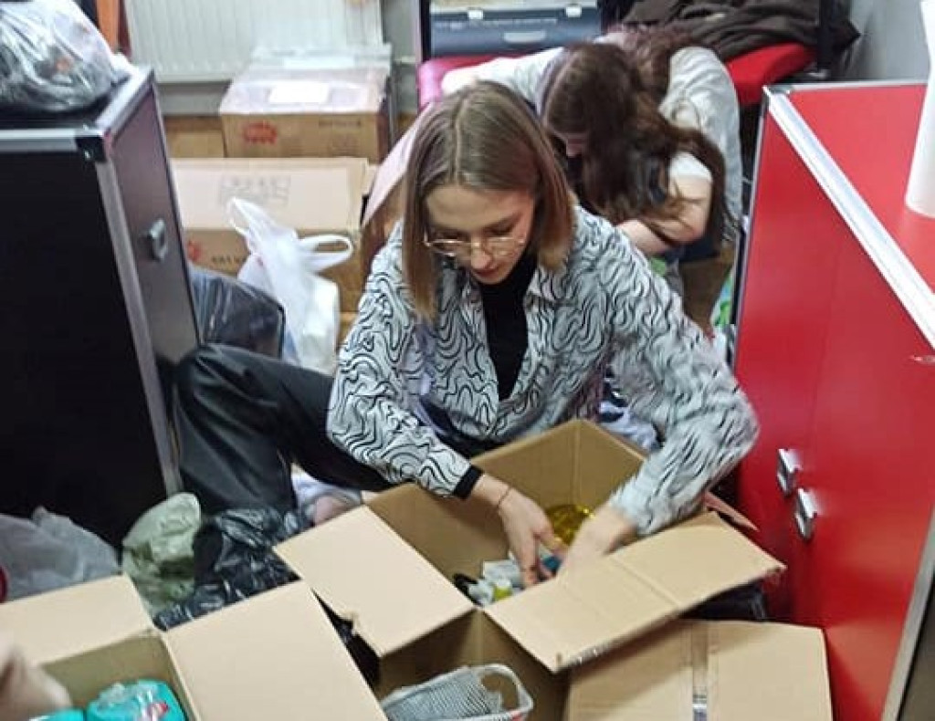 Szkoły średnie z powiatu koneckiego niosą pomoc Ukrainie! [zdjęcia]