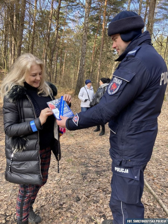 `Z profilaktyką po drodze`. Policjanci i seniorzy wyruszyli we wspólnym rajdzie [wideo, zdjęcia]