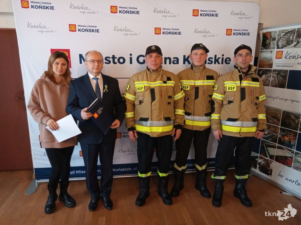 Wielki dar z Końskich i Radoszyc. Wozy strażackie dla Ukrainy [wideo, zdjęcia]