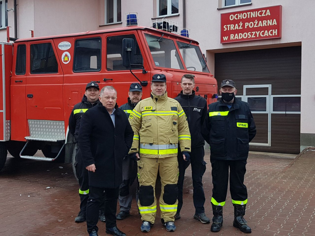 Wielki dar z Końskich i Radoszyc. Wozy strażackie dla Ukrainy [wideo, zdjęcia]