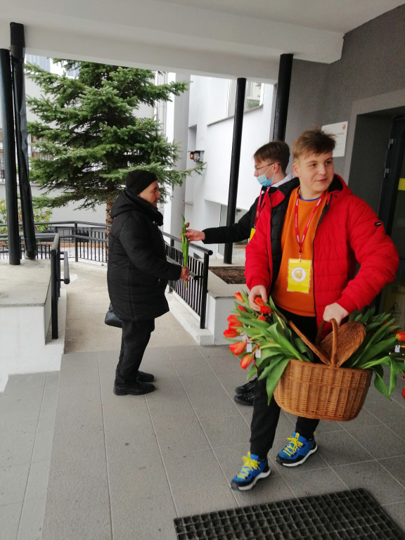 Z okazji Dnia Kobiet chodzili po ulicach Stąporkowa rozdając kwiaty [wideo, zdjęcia]
