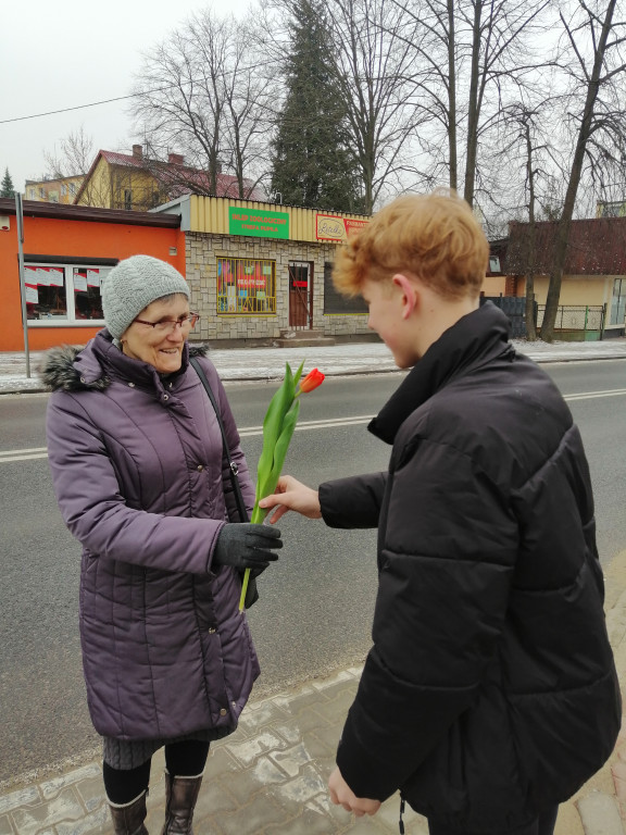 Z okazji Dnia Kobiet chodzili po ulicach Stąporkowa rozdając kwiaty [wideo, zdjęcia]