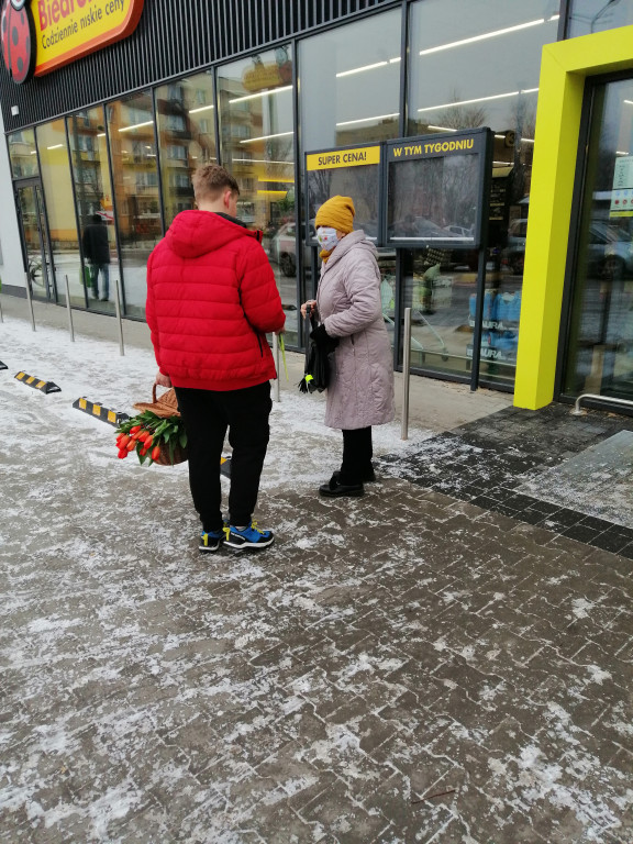 Z okazji Dnia Kobiet chodzili po ulicach Stąporkowa rozdając kwiaty [wideo, zdjęcia]