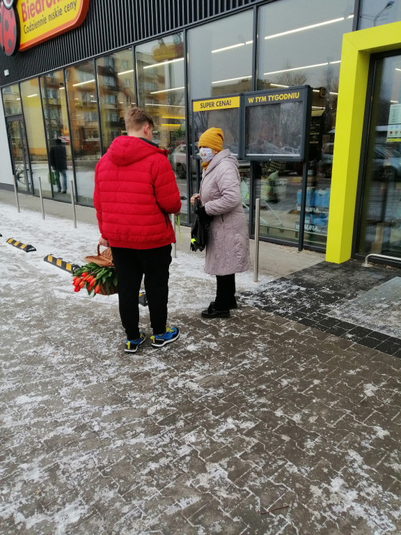 Z okazji Dnia Kobiet chodzili po ulicach Stąporkowa rozdając kwiaty [wideo, zdjęcia]