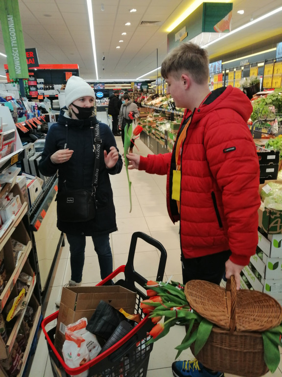 Z okazji Dnia Kobiet chodzili po ulicach Stąporkowa rozdając kwiaty [wideo, zdjęcia]