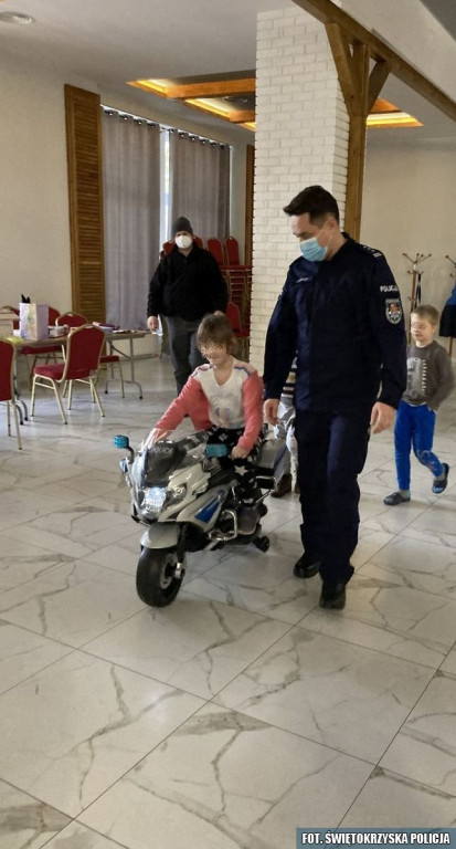 Koneccy policjanci sprawili niespodziankę dzieciom z Ukrainy [zdjęcia]