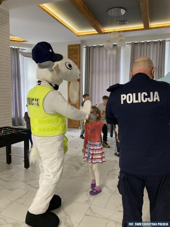 Koneccy policjanci sprawili niespodziankę dzieciom z Ukrainy [zdjęcia]