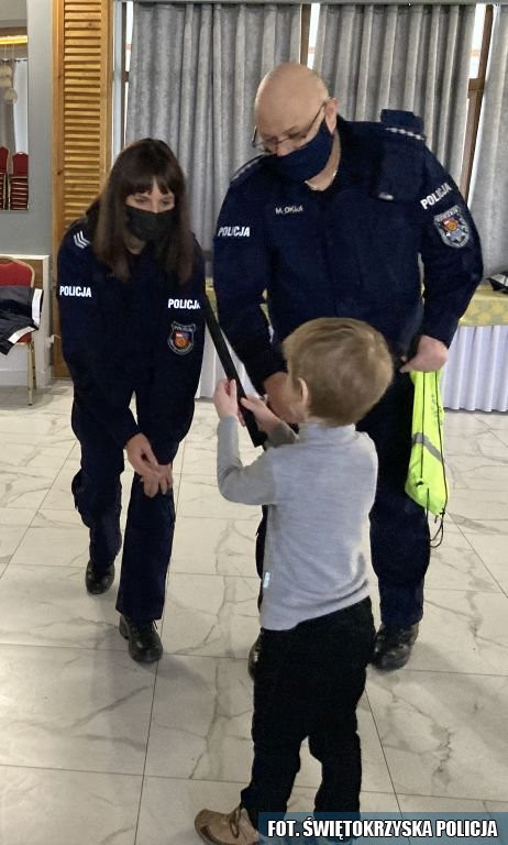 Koneccy policjanci sprawili niespodziankę dzieciom z Ukrainy [zdjęcia]
