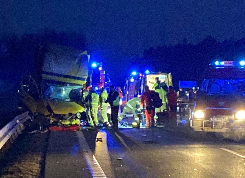 Dwie osobówki i bus zderzyły się w Cieklińsku [zdjęcia]