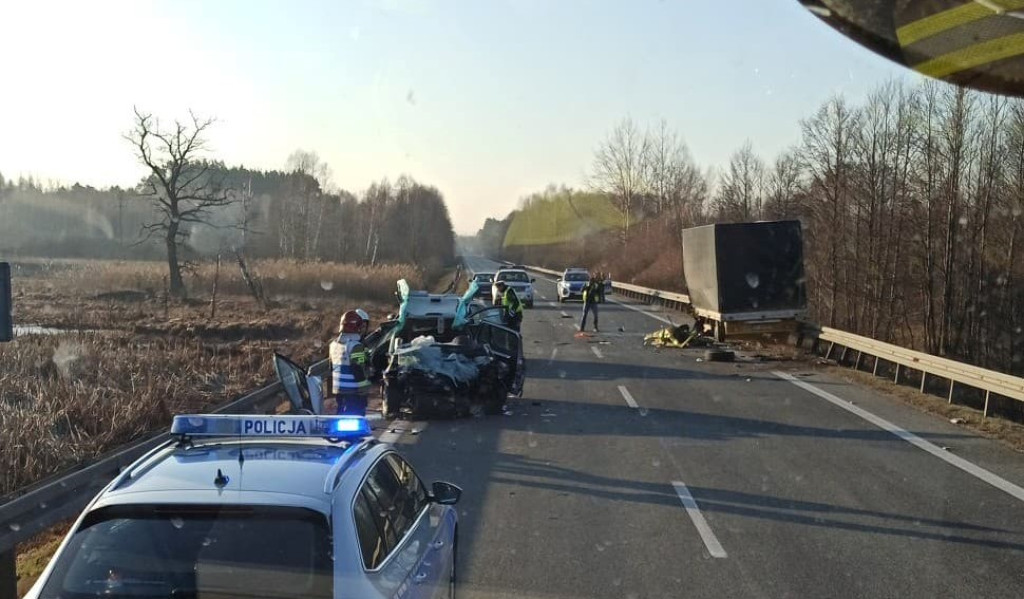 Dwie osobówki i bus zderzyły się w Cieklińsku [zdjęcia]