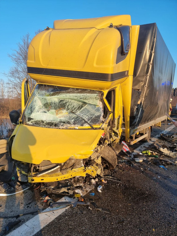Dwie osobówki i bus zderzyły się w Cieklińsku [zdjęcia]
