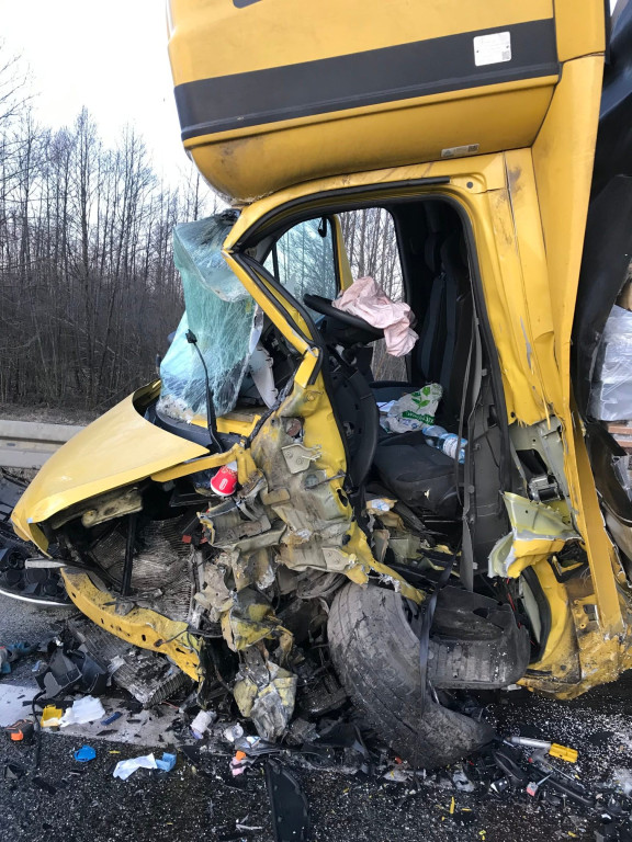 Dwie osobówki i bus zderzyły się w Cieklińsku [zdjęcia]