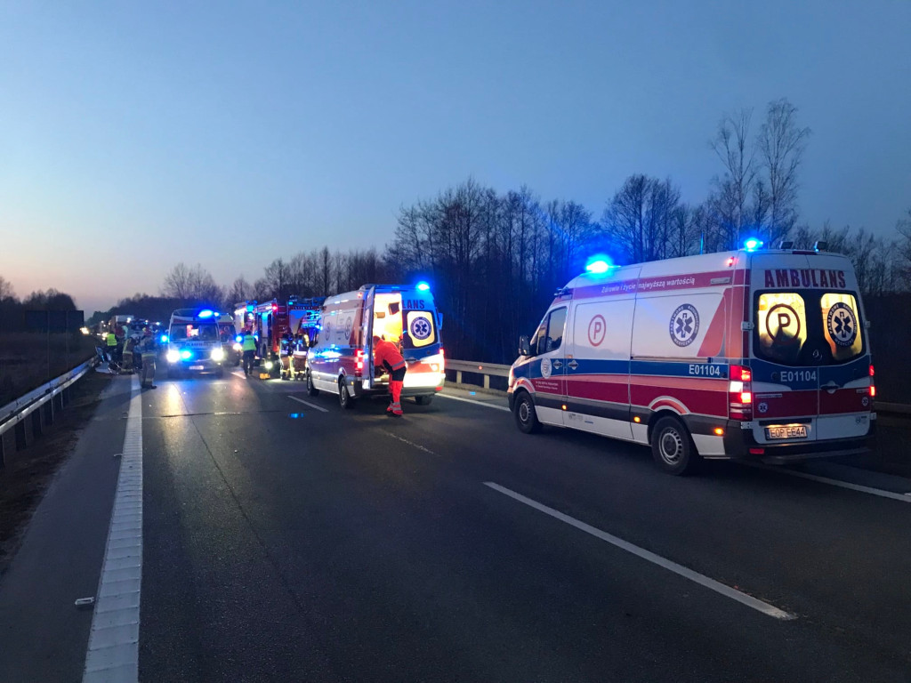 Dwie osobówki i bus zderzyły się w Cieklińsku [zdjęcia]