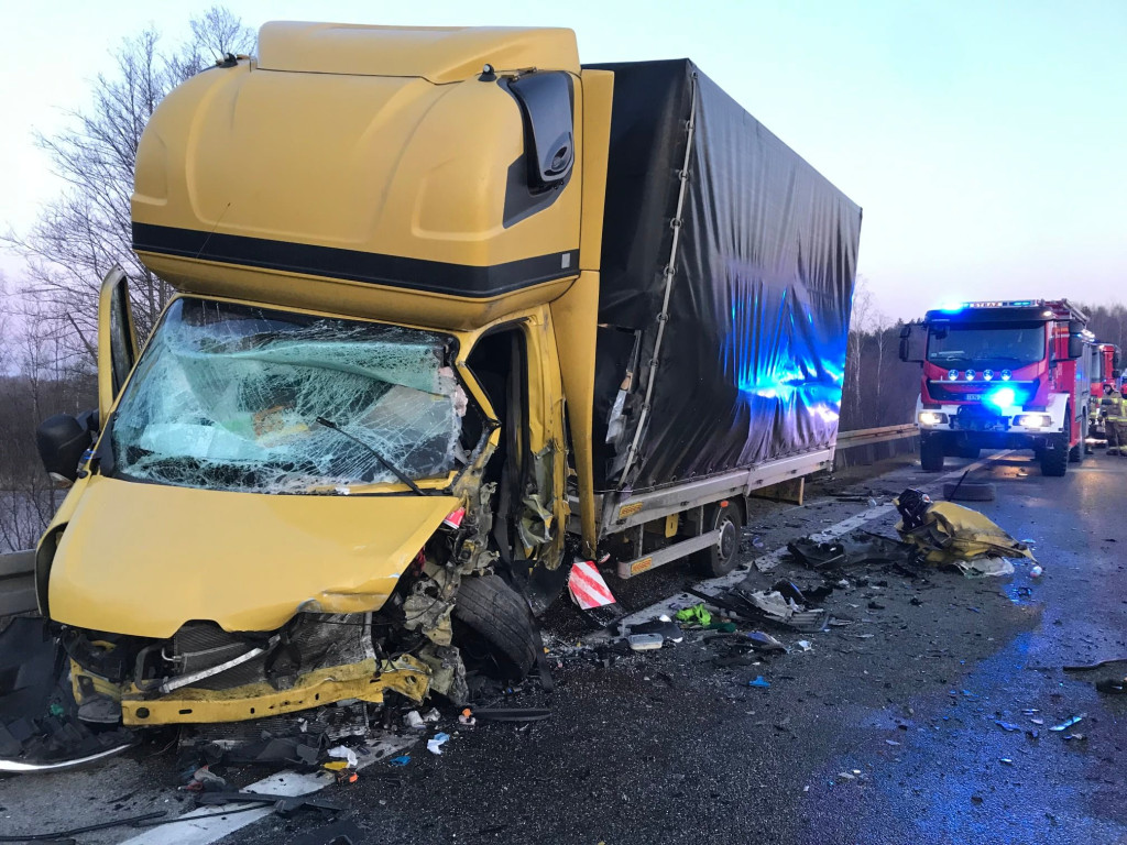 Dwie osobówki i bus zderzyły się w Cieklińsku [zdjęcia]