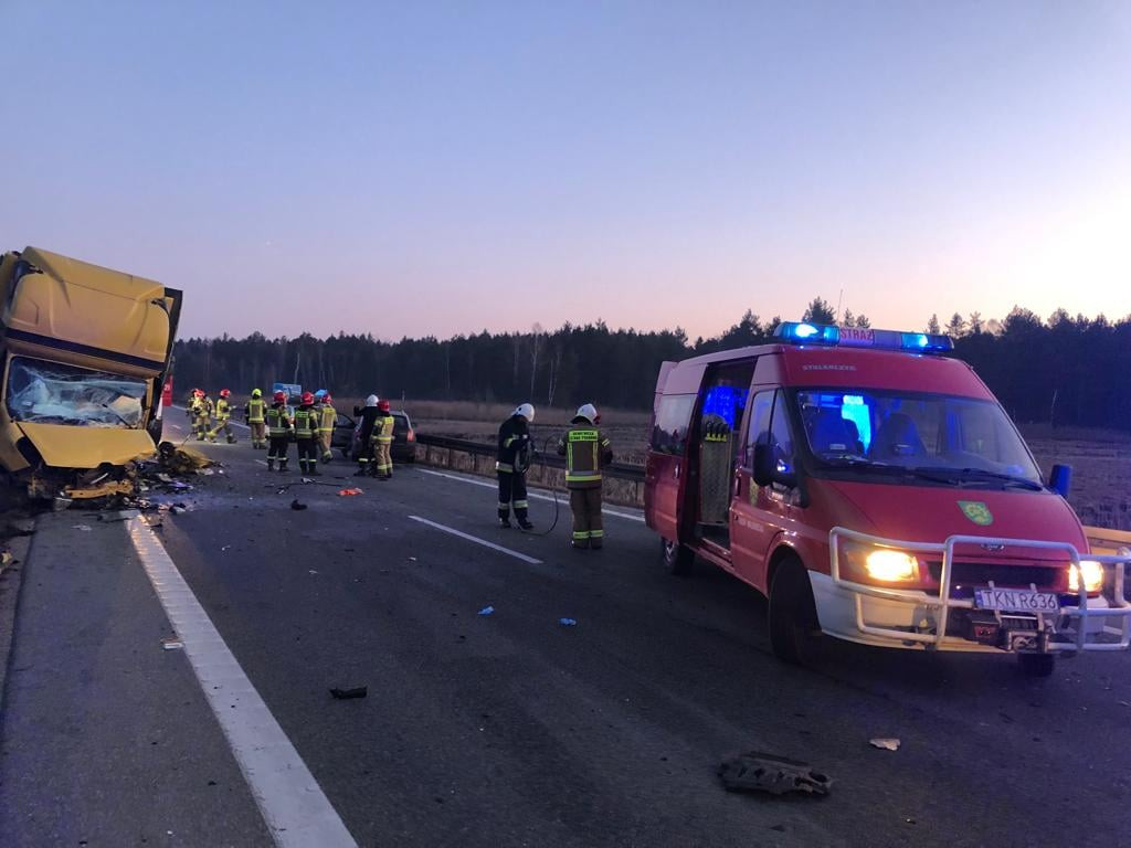 Dwie osobówki i bus zderzyły się w Cieklińsku [zdjęcia]