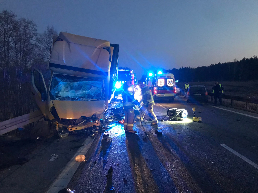 Dwie osobówki i bus zderzyły się w Cieklińsku [zdjęcia]