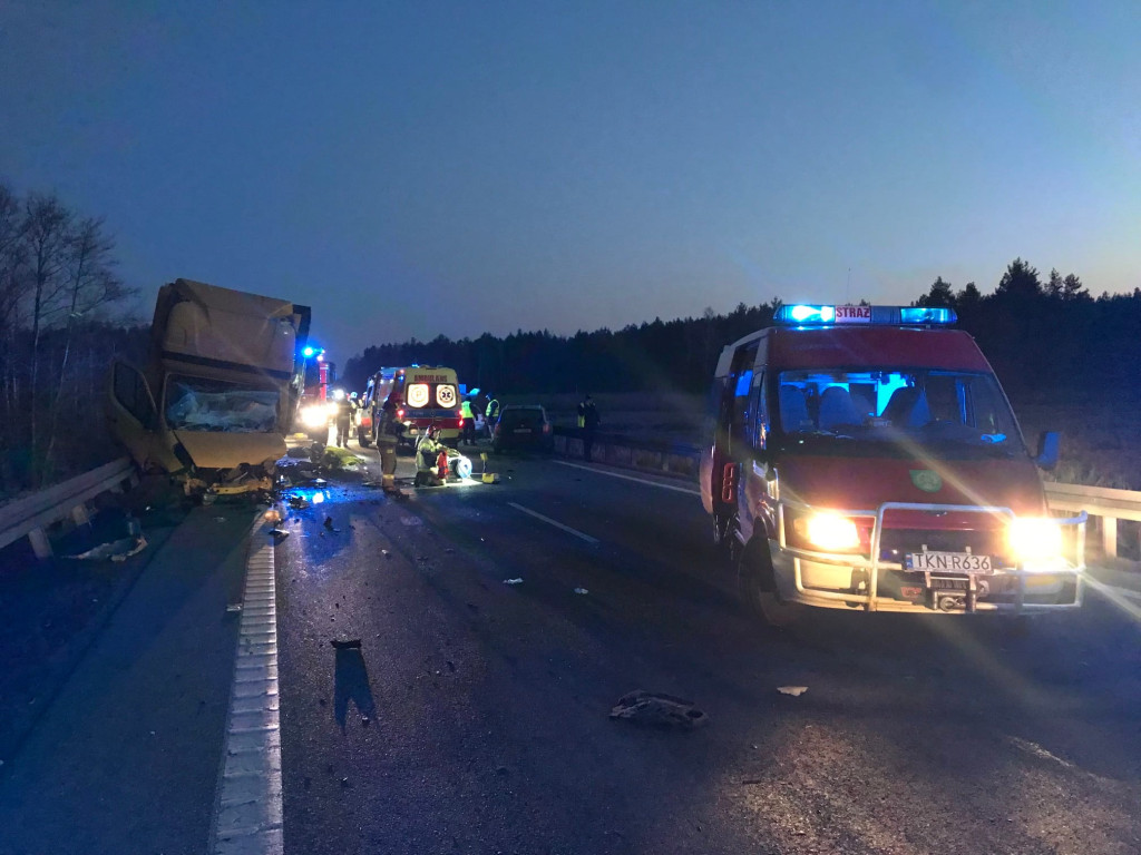Dwie osobówki i bus zderzyły się w Cieklińsku [zdjęcia]