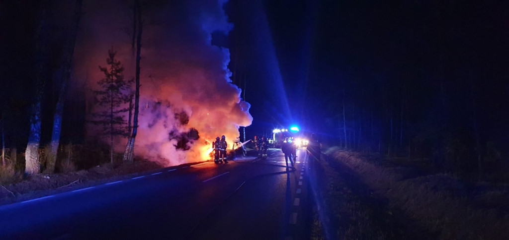 Pożar samochodu osobowego na drodze krajowej 42 [zdjęcia]
