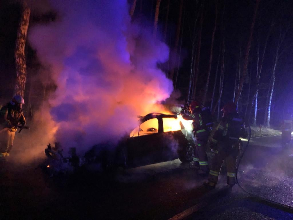 Pożar samochodu osobowego na drodze krajowej 42 [zdjęcia]
