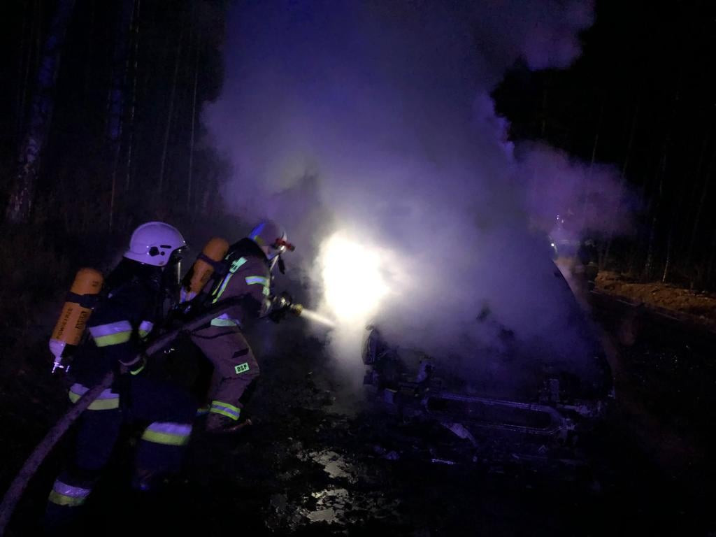 Pożar samochodu osobowego na drodze krajowej 42 [zdjęcia]