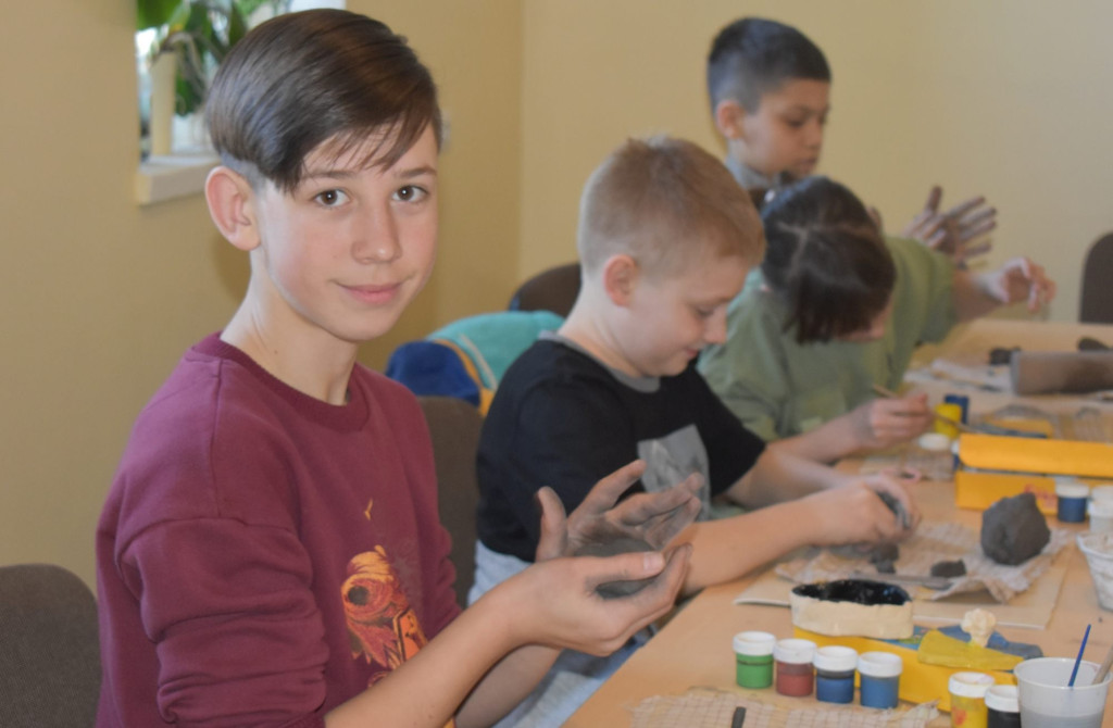 Ukraińska młodzież wzięła udział w zajęciach ceramicznych [zdjęcia]