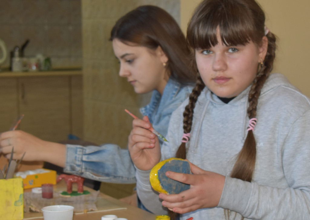 Ukraińska młodzież wzięła udział w zajęciach ceramicznych [zdjęcia]