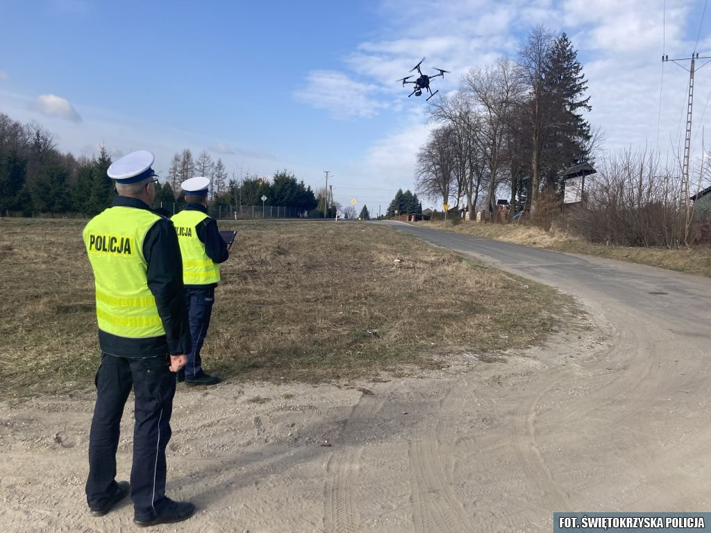 Przy pomocy drona patrolowali DK 42 [wideo, zdjęcia]