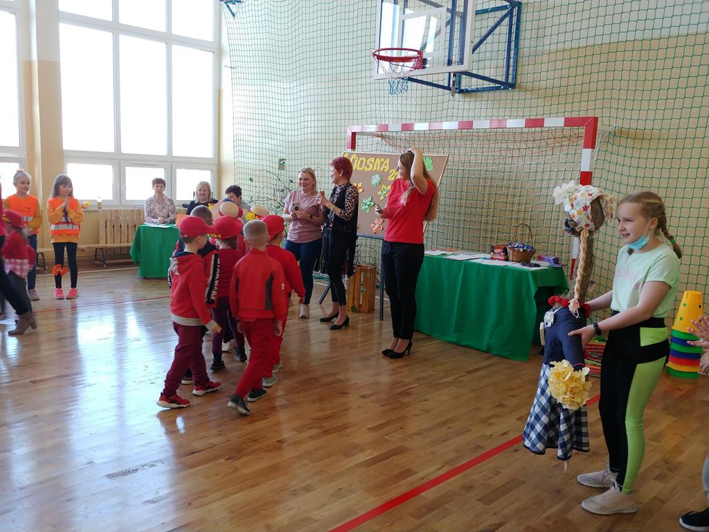 Kolorowe powitanie wiosny w Szkole Podstawowej w Czermnie [zdjęcia]