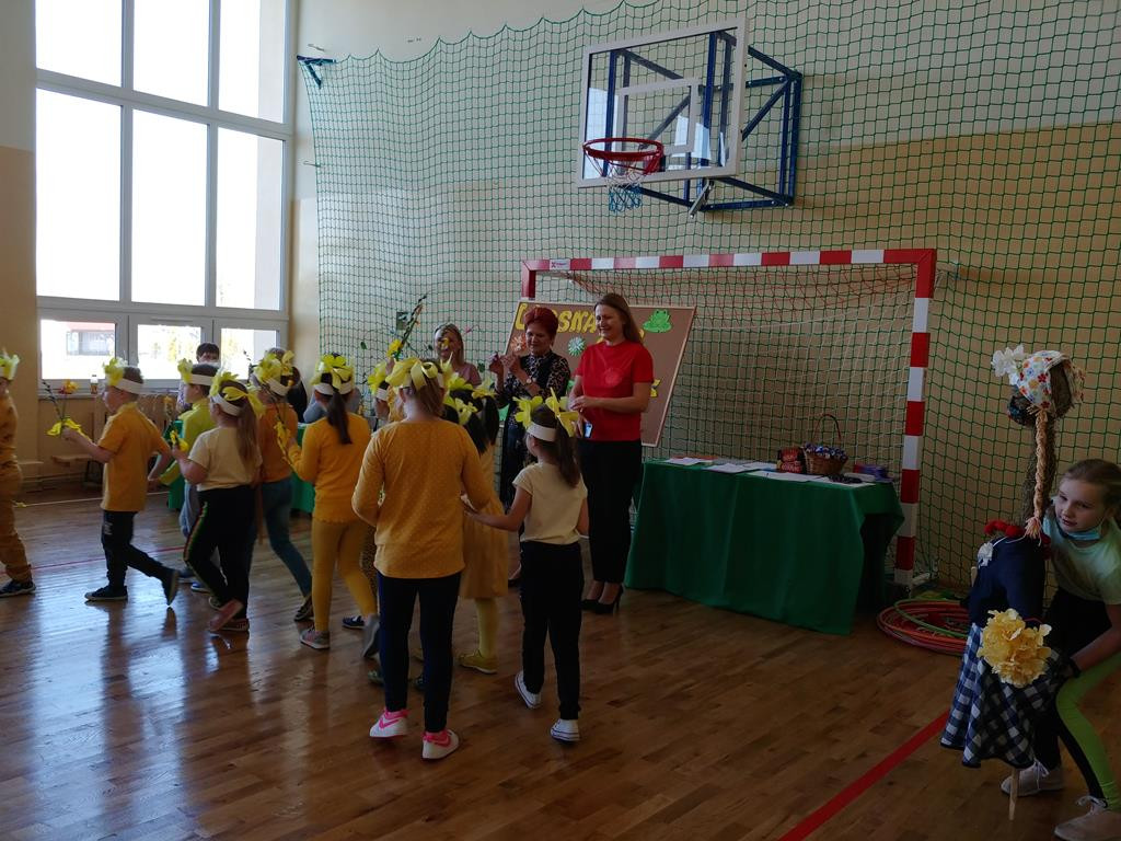 Kolorowe powitanie wiosny w Szkole Podstawowej w Czermnie [zdjęcia]
