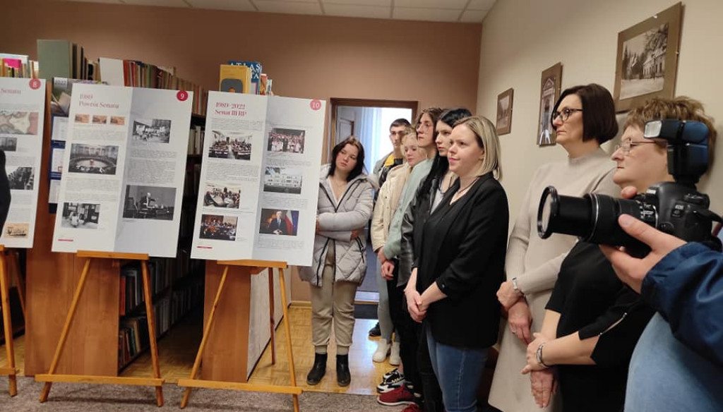 Wystawa o Senacie do oglądania w Bibliotece Pedagogicznej w Końskich [zdjęcia]