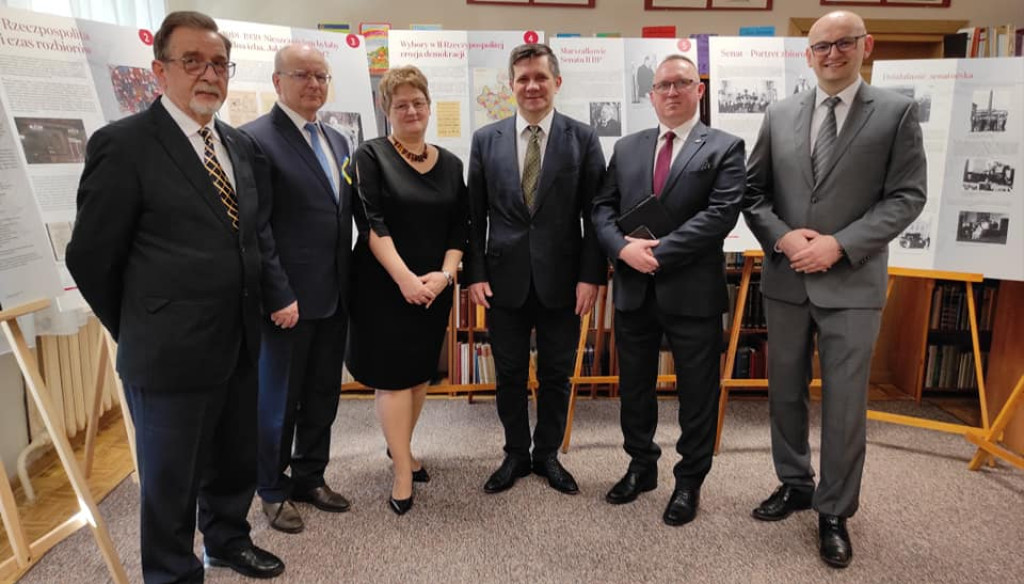 Wystawa o Senacie do oglądania w Bibliotece Pedagogicznej w Końskich [zdjęcia]
