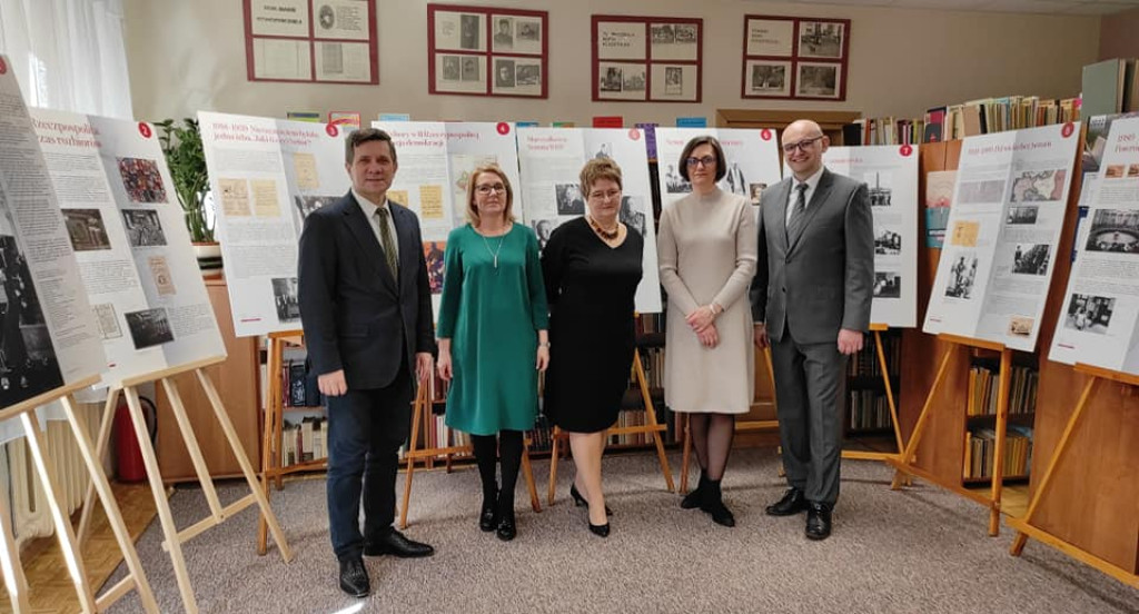 Wystawa o Senacie do oglądania w Bibliotece Pedagogicznej w Końskich [zdjęcia]