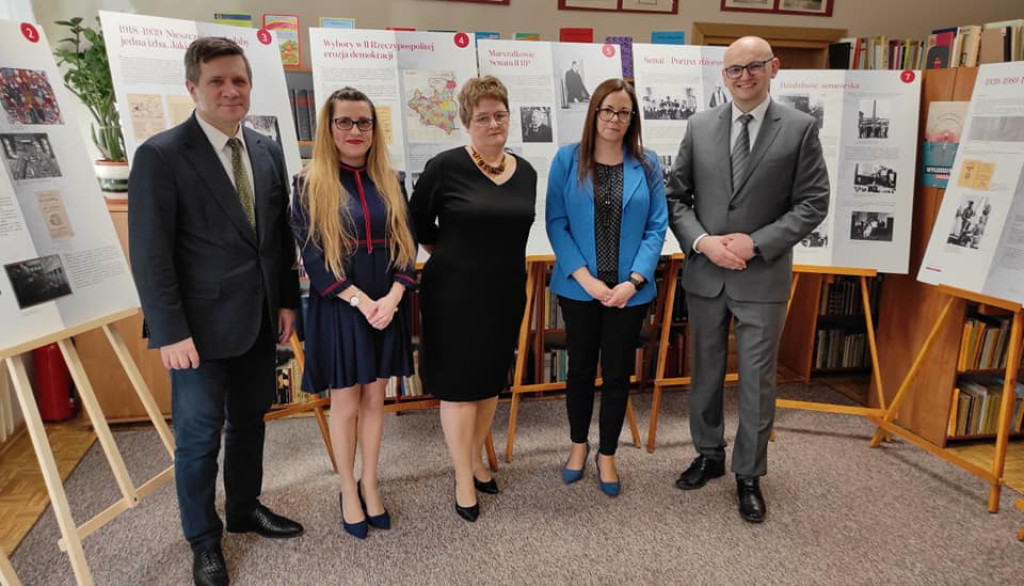 Wystawa o Senacie do oglądania w Bibliotece Pedagogicznej w Końskich [zdjęcia]