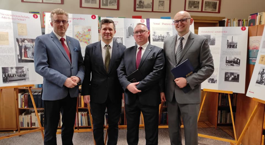 Wystawa o Senacie do oglądania w Bibliotece Pedagogicznej w Końskich [zdjęcia]